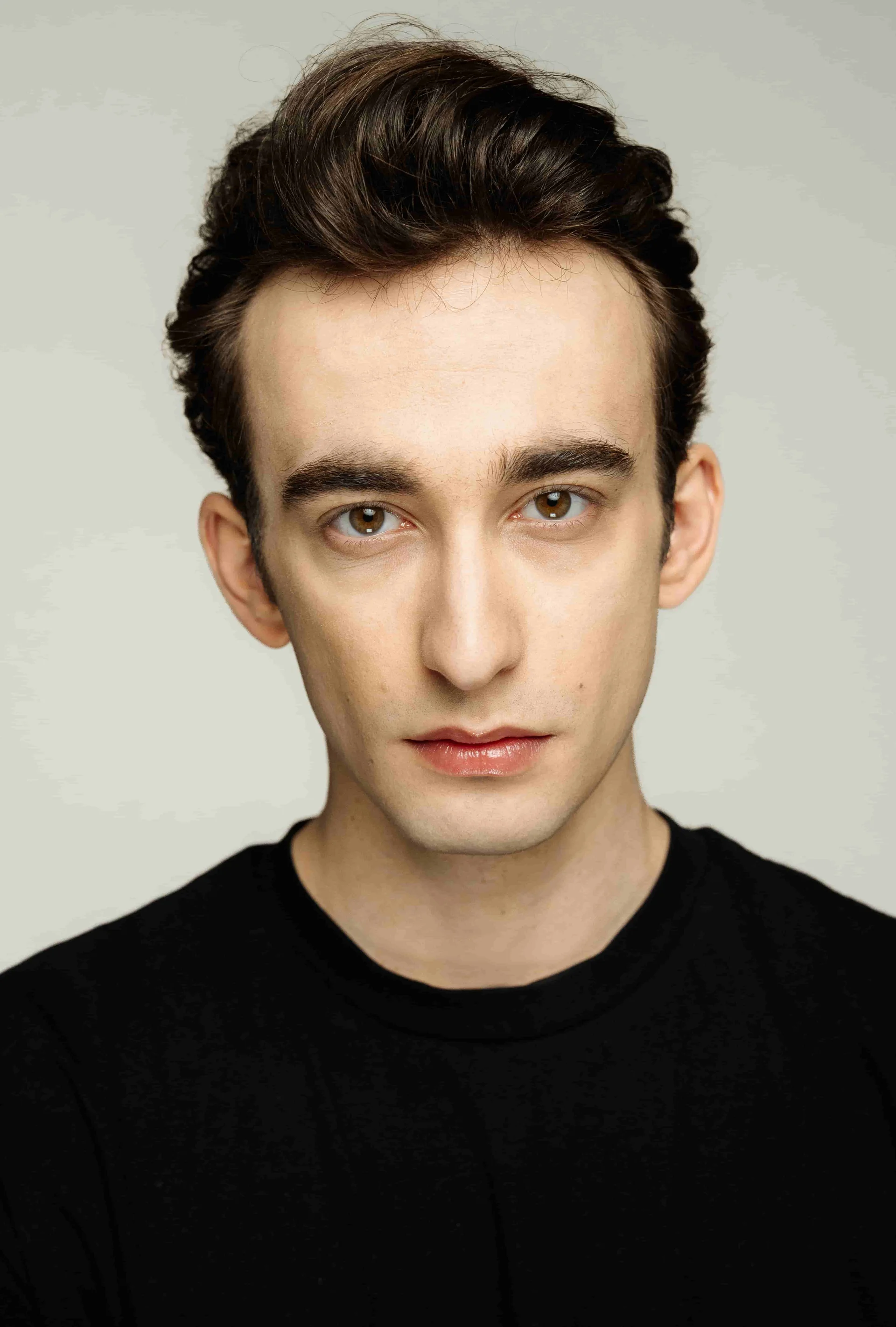 Aleksander Sajewski - zdjęcie portretowe aktora Teatru Kwadrat