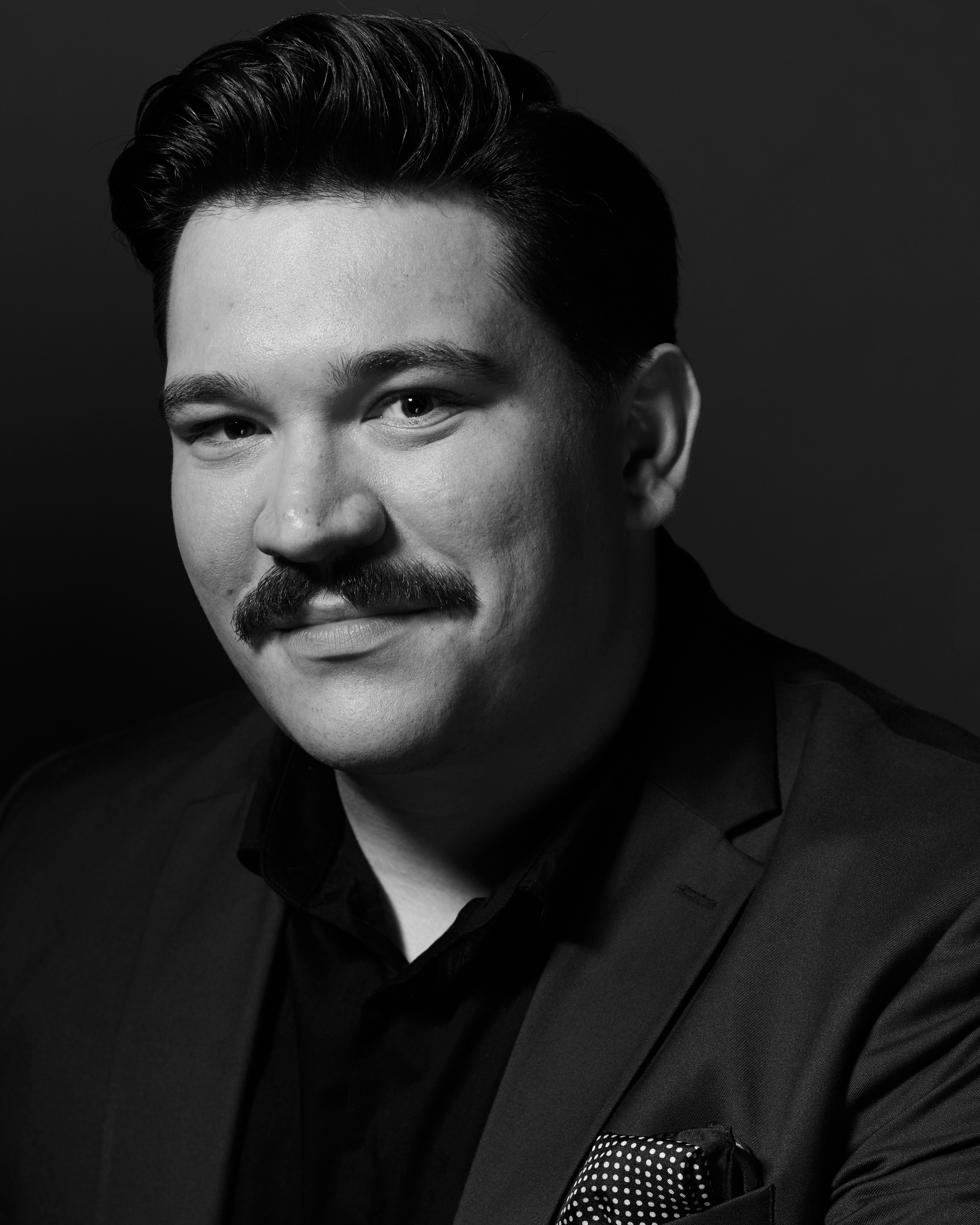 Artur  Kujawa - zdjęcie portretowe aktora Teatru Kwadrat